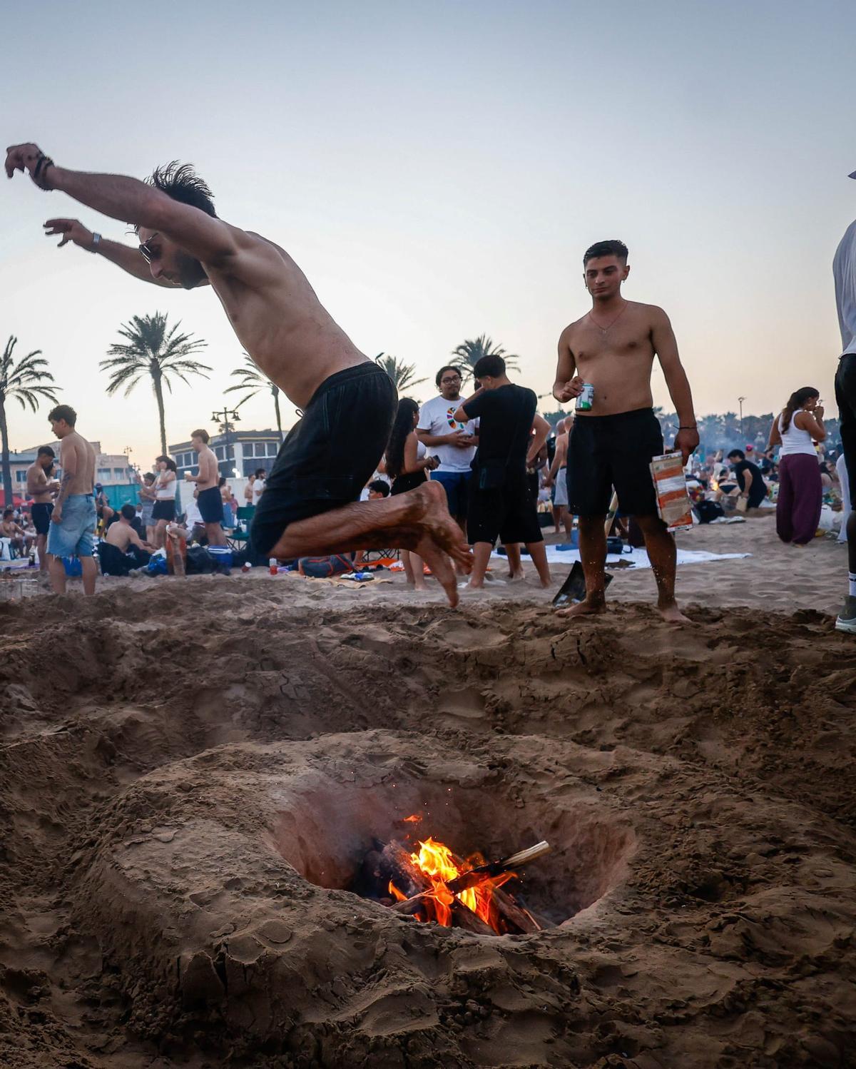 Todas las fotos de una noche de San Juan sofocante en las playas de València