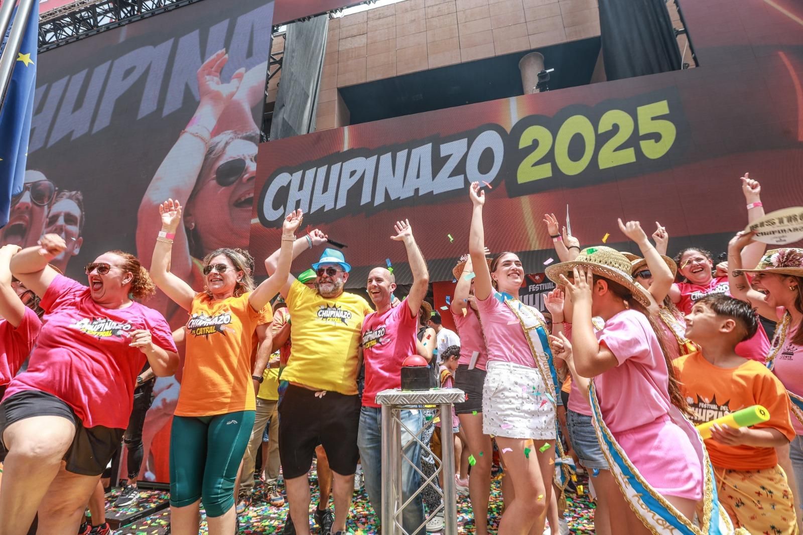 El primer Chupinazo, el de Catral, arranca el ciclo de fiestas veraniegas de los pueblos de la Vega Baja