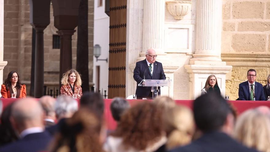 El presidente del Parlamento de Andalucía, Jesús Aguirre, pronuncia su discurso institucional en el pleno extraordinario con motivo del 28F