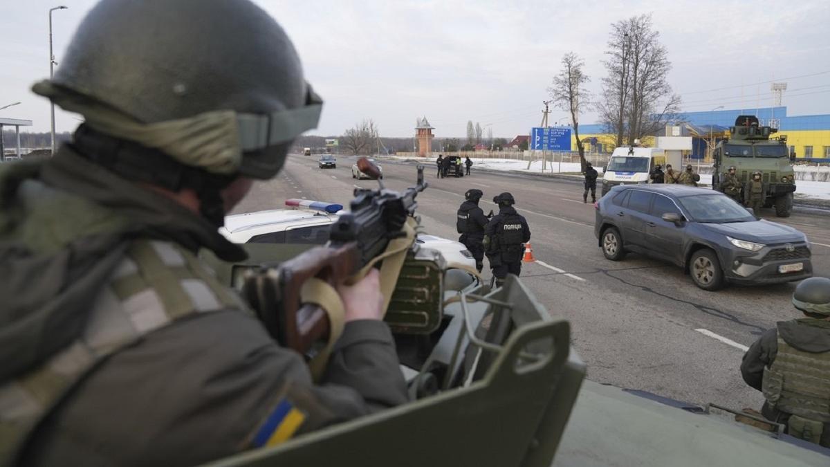 Ucrania impone la ley marcial tras el inicio de la guerra con Rusia.