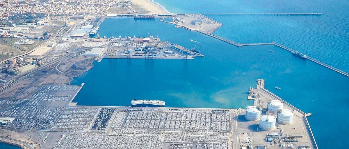 Puerto de Sagunt, con sus dos dársenas y el casco urbano, al fondo.