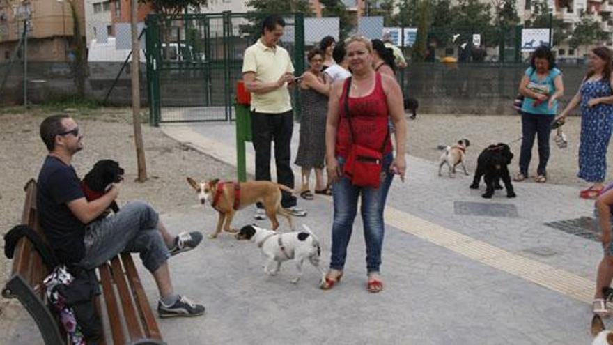 El parque canino de Olletas, en la calle Marmolista, con bloques de vecinos al fondo.