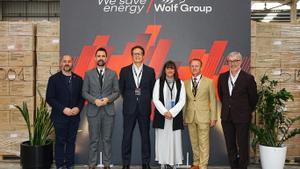 Foto de grupo en la inauguración de la nueva planta de Wolf Group en Gavà.