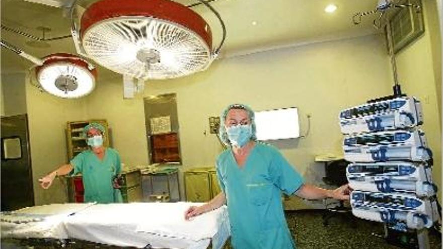 Dues treballadores preparen l&#039;instrumental en una sala d&#039;operacions de l&#039;hospital Trueta.