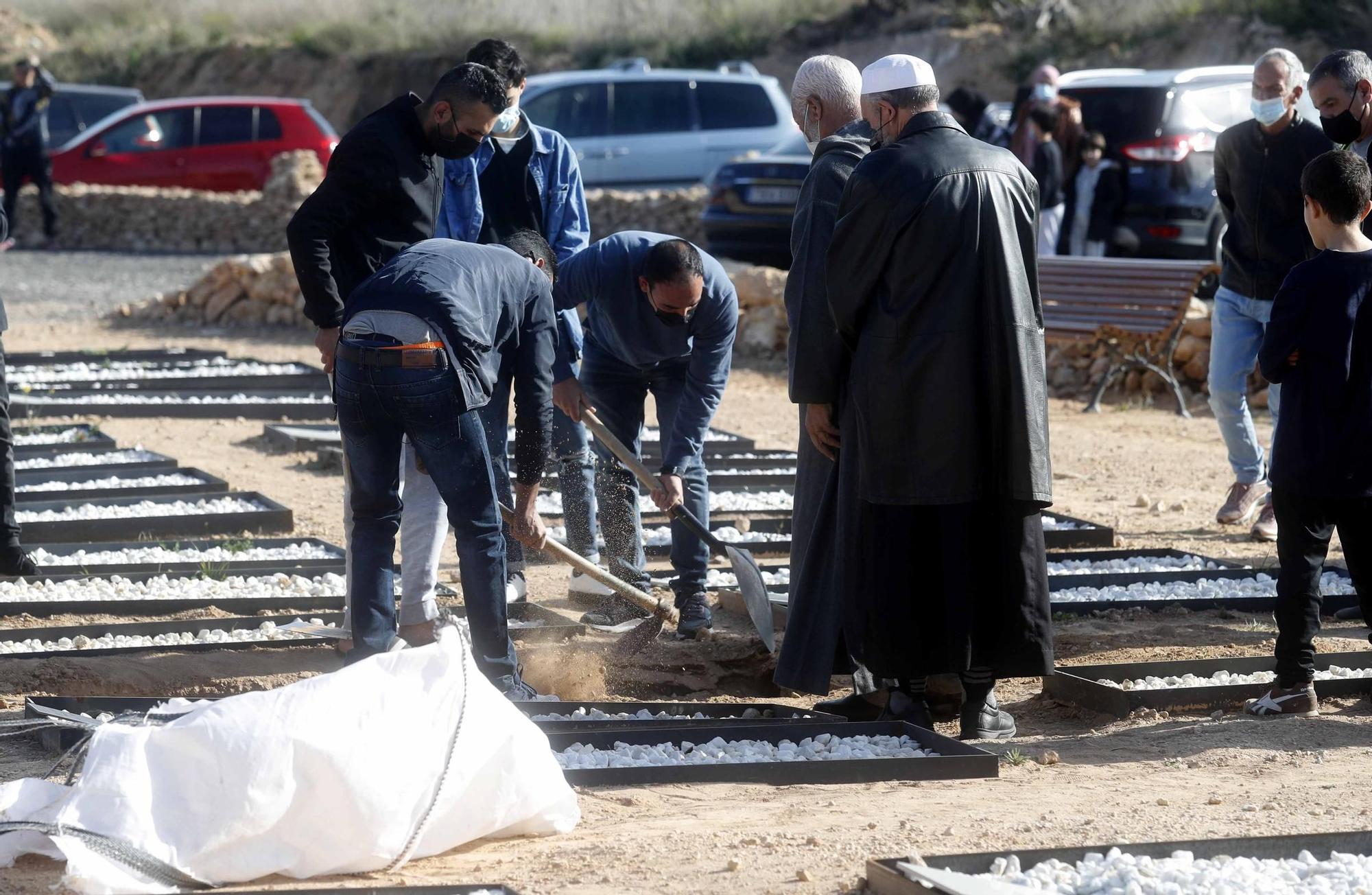 Entierro de Wafaa Sebbah en el cementerio Jardín Muslmán de València