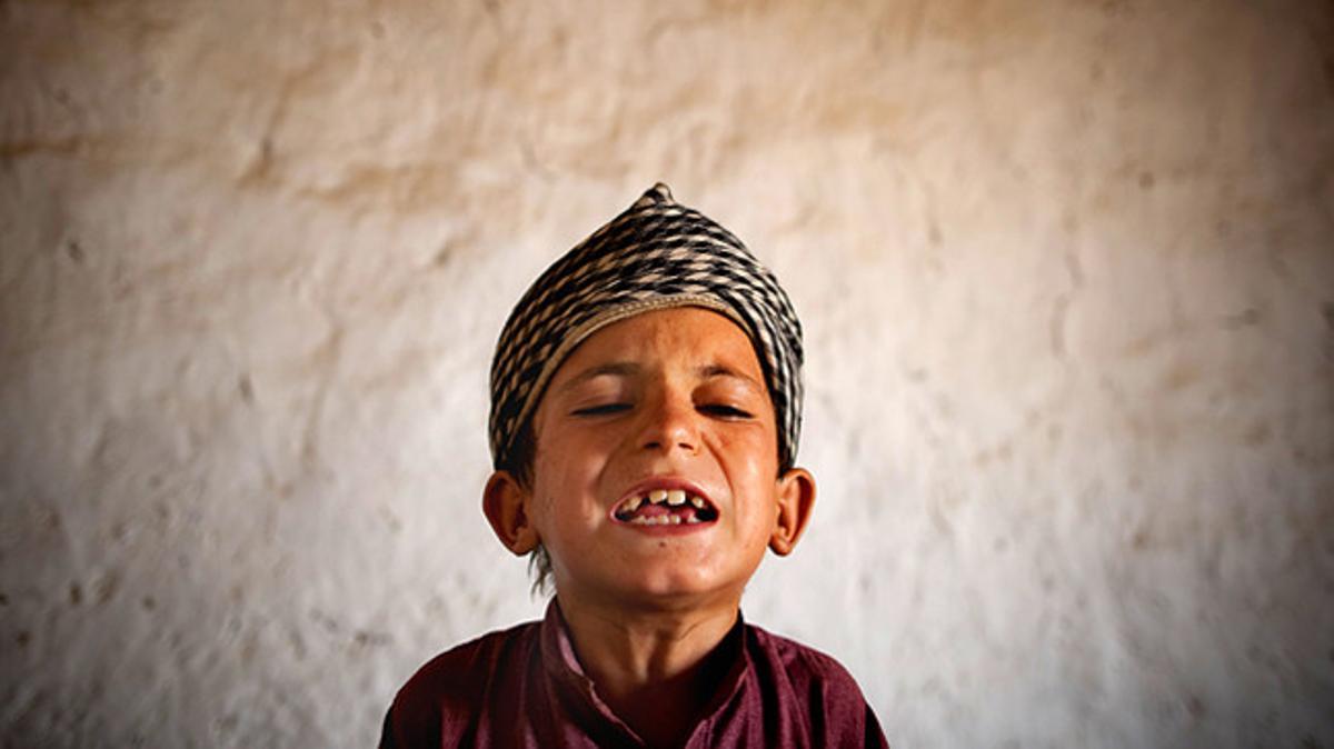 Un nen pakistanès aprèn els versicles de l’Alcorà a Islamabad.