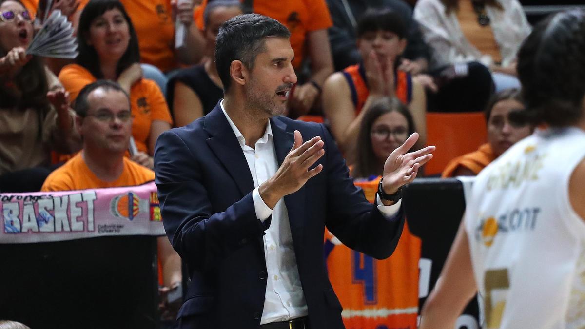 Rubén Burgos, entrenador del Valencia Basket, ha cumplido 201 partido al frente del equipo femenino
