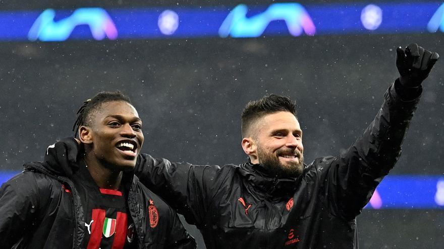Leao y Giroud celebran con la afición del Milan en Londres el pase a cuartos tras eliminar al Tottenham.