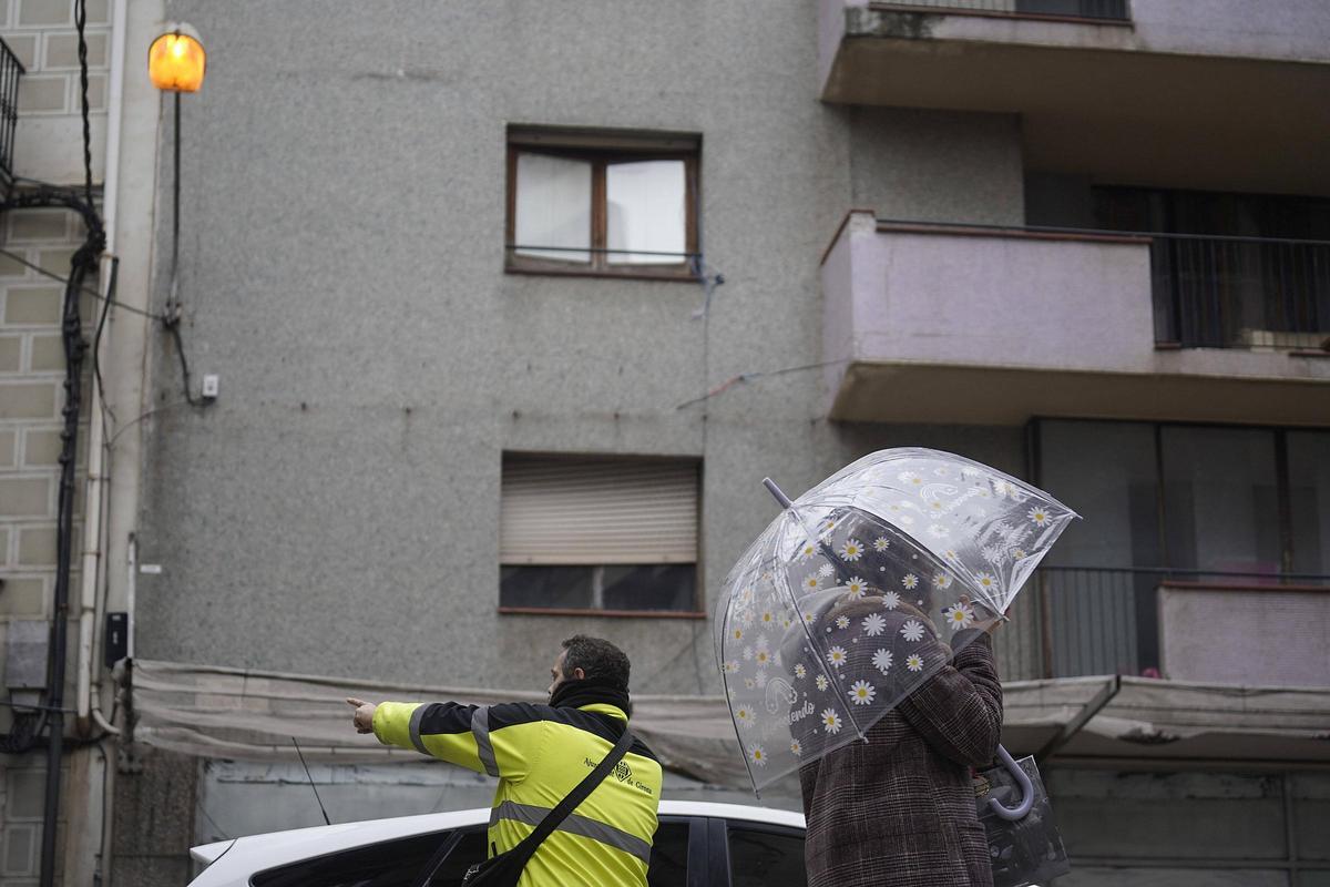 Les fotos dels operaris treballant per tornar la llum a la ronda Ferran Puig i el carrer Sèquia