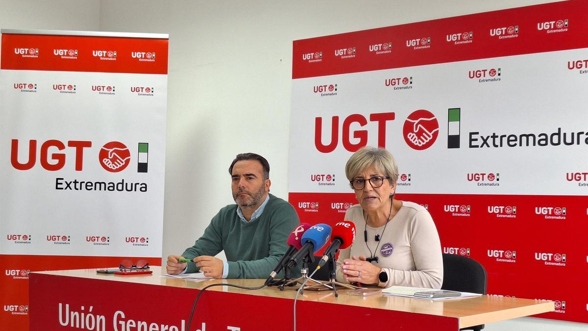 La secretaria general de UGT, Patrocinio Sánchez, en rueda de prensa este jueves junto al secretario de política institucional, Francisco Morcillo, en la sede del sindicato
