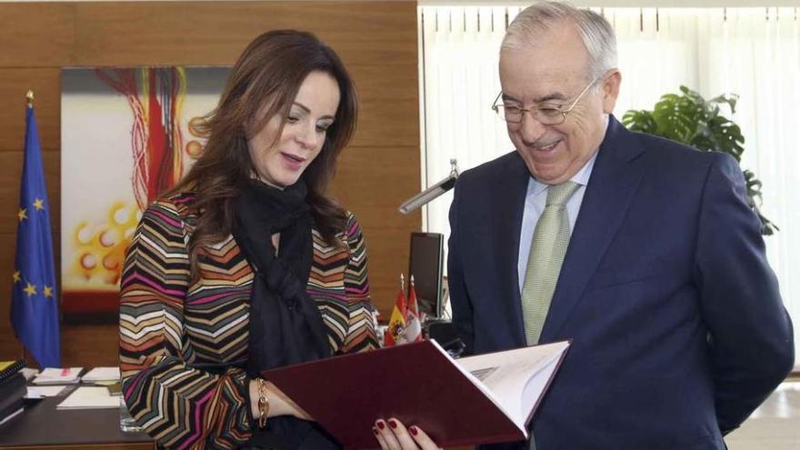 Silvia Clemente recibe la Memoria de Actividades de Jesús Encabo.