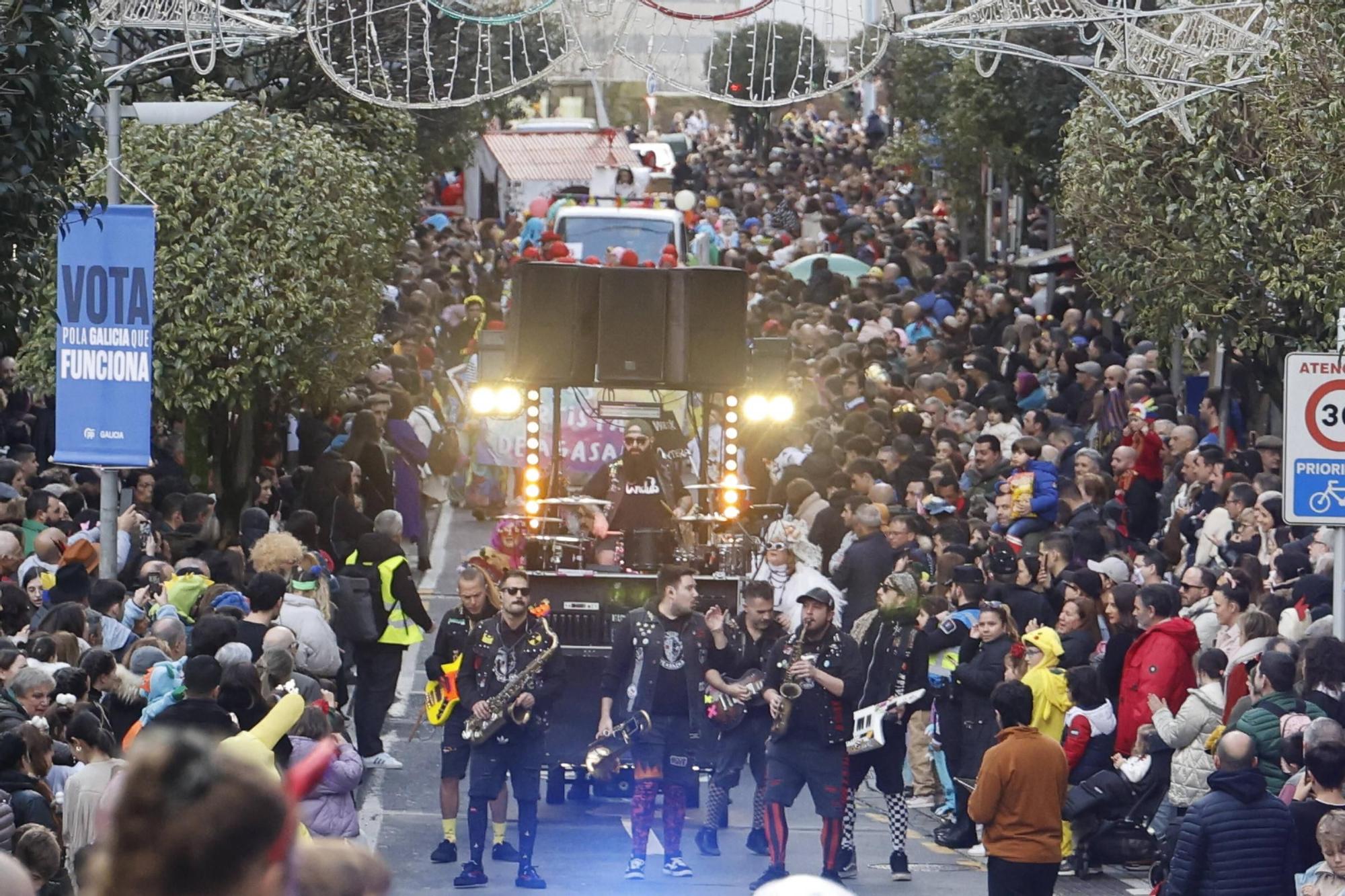 Santiago disfruta del tradicional desfile de Martes de Entroido