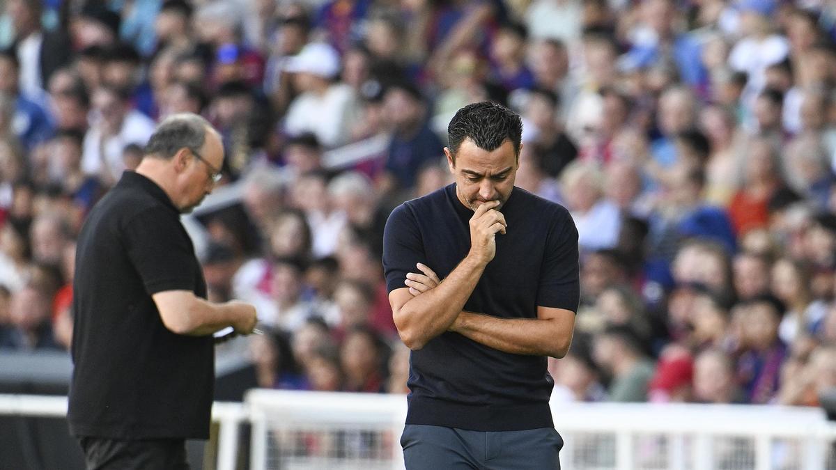 Xavi pensativo en la banda junto a Benítez durante el partido de liga entre el FC Barcelona , Barça, y el Celta de Vigo en el estadi Lluis Companys