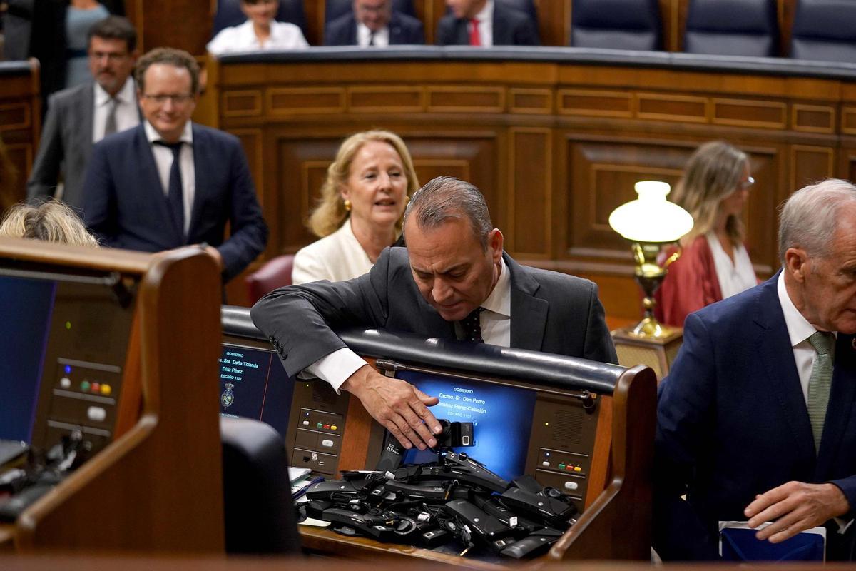 Vox abandona el Congreso de los Diputados y deja los pinganillos en el ...