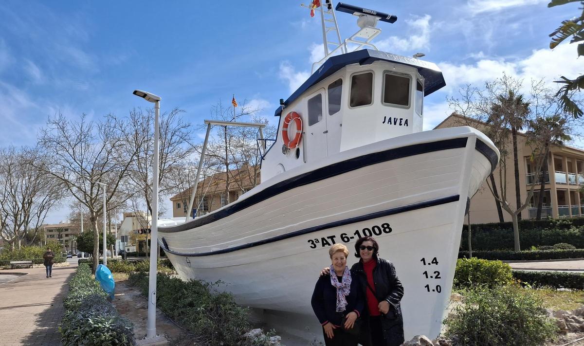 Dos vecinas se han fotografiado ante el histórico pesquero nada más retirarse el andamio y las lonas