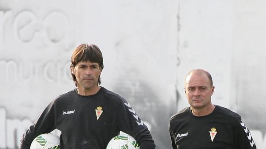 Vicente Mir, a la derecha, junto a Avelino Viña, preparador de porteros, en Cobatillas.