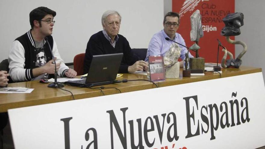 Por la izquierda, Eduardo Abad, José Antonio Samaniego y José Marín Barcaiztegui, ayer, en el Club LA NUEVA ESPAÑA .