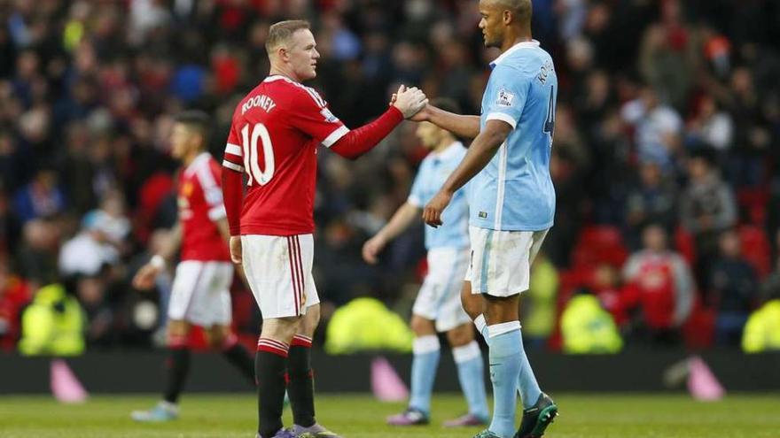 Vincent Kompany saluda a Wayne Rooney, durante el derbi de ayer en Old Trafford. // Jason Cairnduff