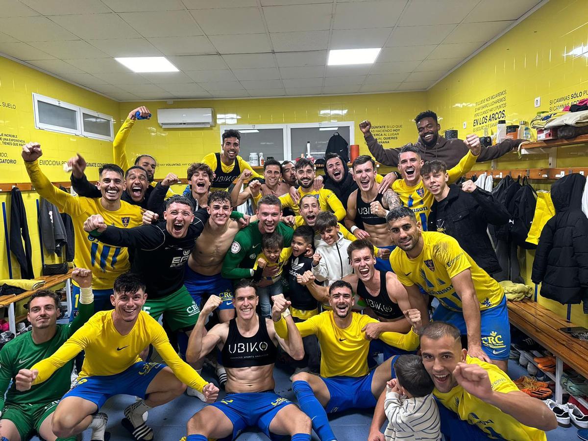 Los futbolistas del Orihuela celebran la victoria