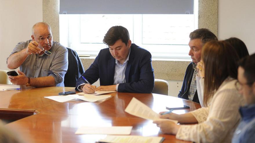 Luis Calvo debate con Carmen Seijas, ayer, en el pleno extraordinario de Agolada. | Bernabé/J. Lalín