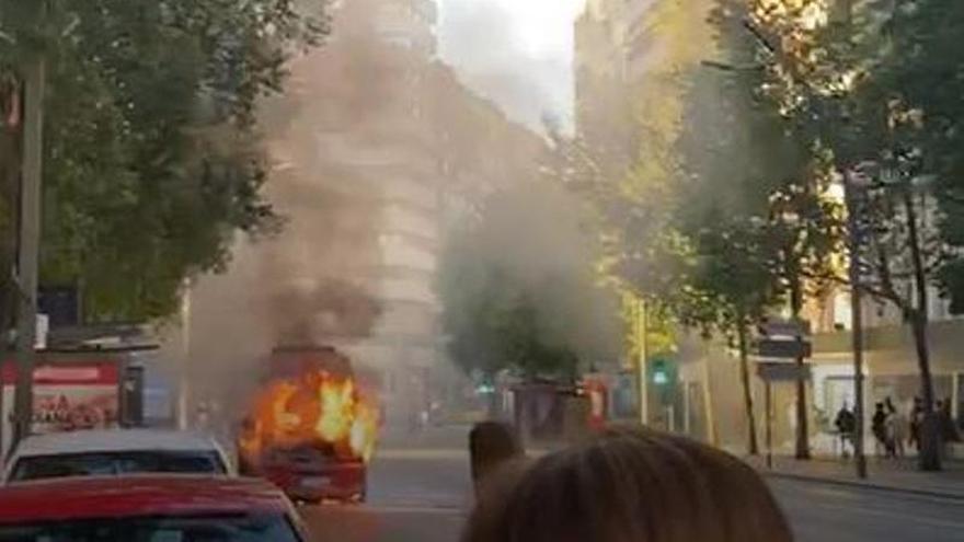 Un autobús, en llamas en la Gran Vía de Murcia