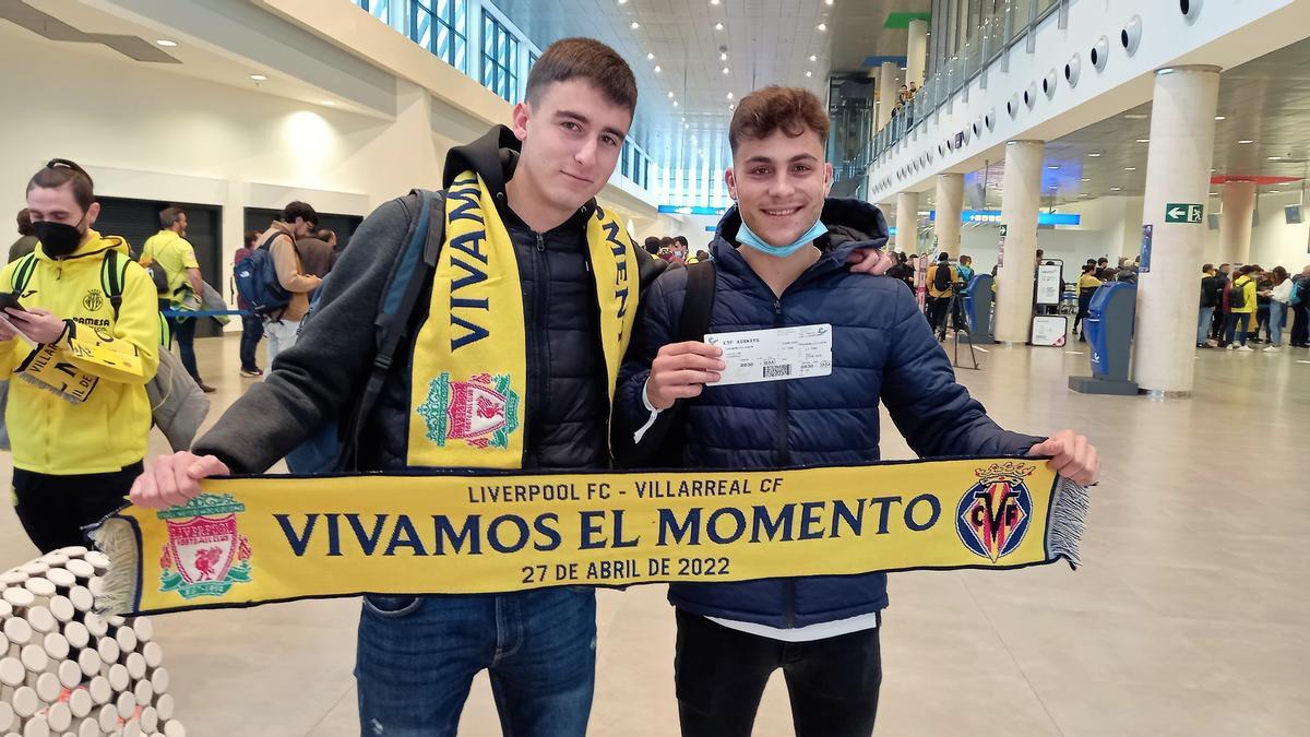 Gerard Martí y Aaron Lara en el aeropuerto de Castellón antes de emprender viaje hasta Liverpool.