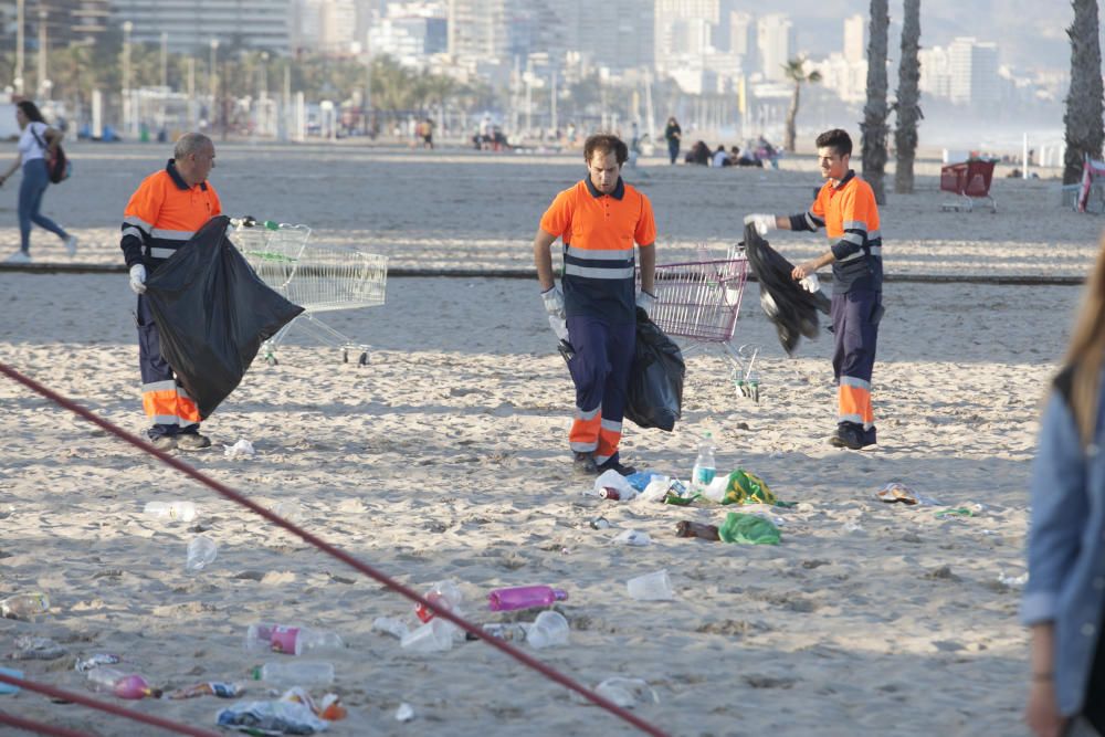 El macrobotellón de Santa Faz deja en la playa miles de kilos de basura