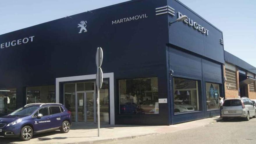 Concesionario Peugeot en Zamora, con el nuevo color corporativo de la marca automovilística.