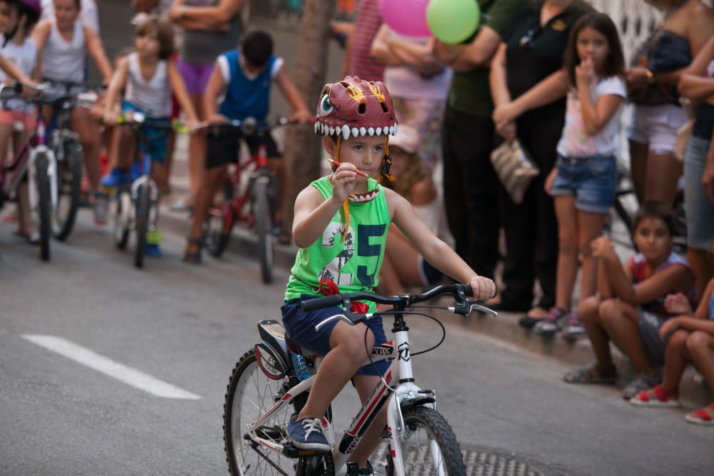 Los niños participan en las fiestas de Santa Pola día y noche, con sus petardos, con juegos y actividades pensadas para ellos y con bailes en las kábilas y barracas