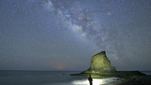 TUINEJE  FUERTEVENTURA - En el cielo nocturno de Fuerteventura, la Via Lactea asoma en la playa de El Roque   dentro del monumento natural Cuchillos de Vigan