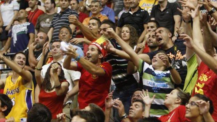 Aficionados animando a la selección española durante un partido.