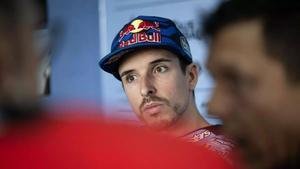 Àlex Márquez atiende las explicaciones de no de los técnicos de Michelin