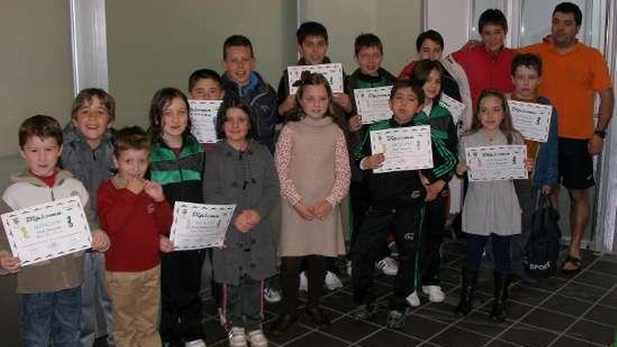 Niños participantes en los cursos de natación de Lalín.