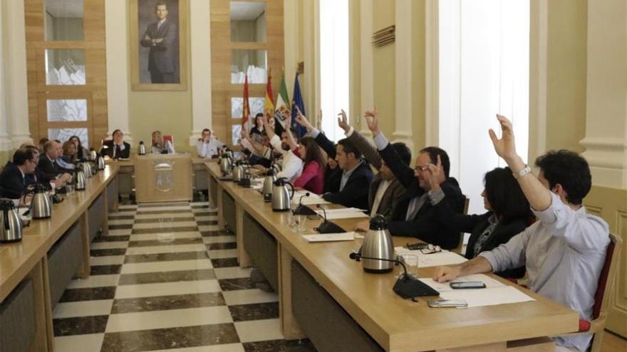 La alcaldesa de Cáceres utiliza por primera vez su voto de calidad para resolver un empate