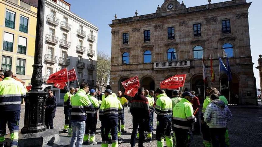 Trabajadores del servicio protestan a las puertas del Ayuntamiento.