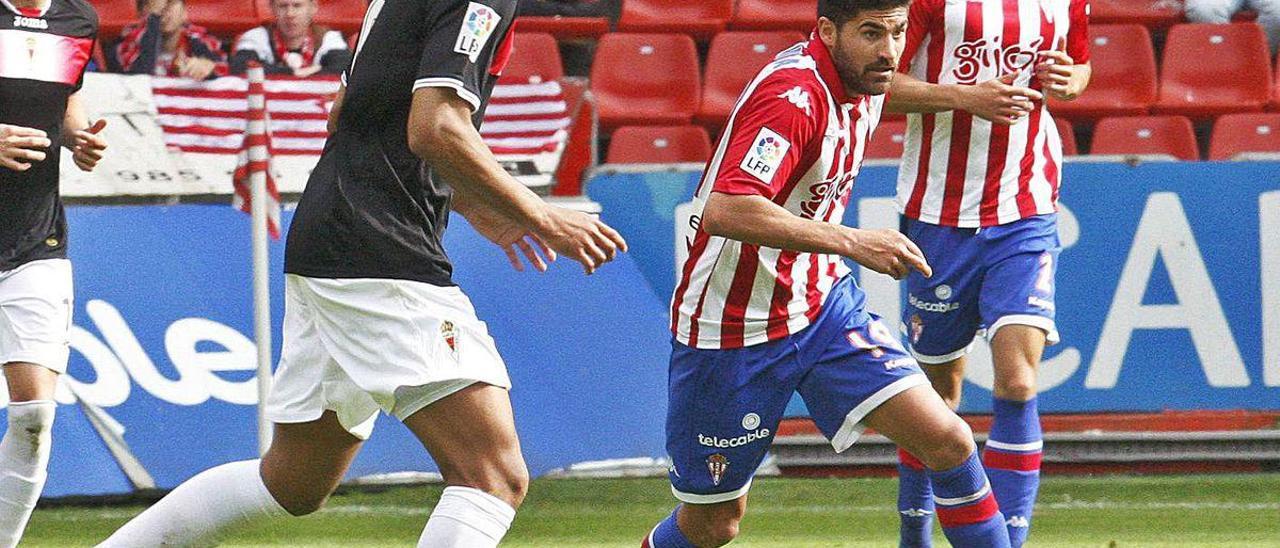 Carmona, en el último partido del Sporting ante el Murcia, en 2014, entre los dos equipos que más temporadas han disputado en Segunda División.