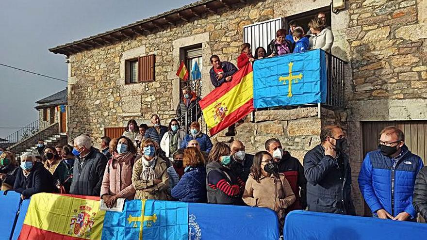 Vecinos y público esperan la  llegada de los Reyes con las casas engalanadas para la recepción del premio “Pueblo ejemplar”. 