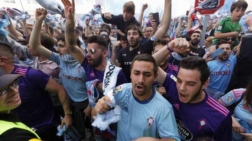 Un amplio grupo de aficionados celestes ovacionan a los jugadores a su llegada a Balaídos antes del partido ante el Girona. // Alba Villar