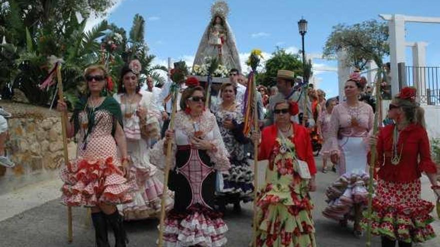 La Virgen de los Remedios  fue portada por las principales calles de Vélez Málaga.