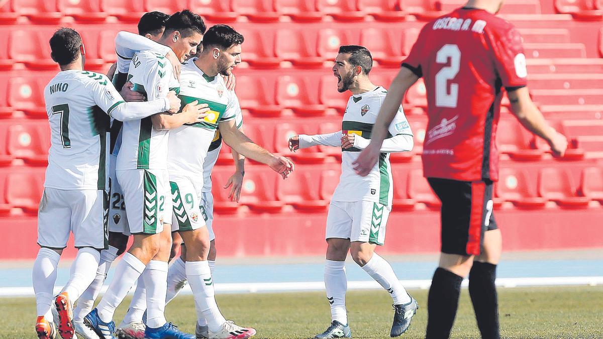 Los jugadores del Elche celebran el gol