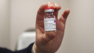 AstraZeneca descarta que su vacuna aumente el riesgo de trombos o embolias