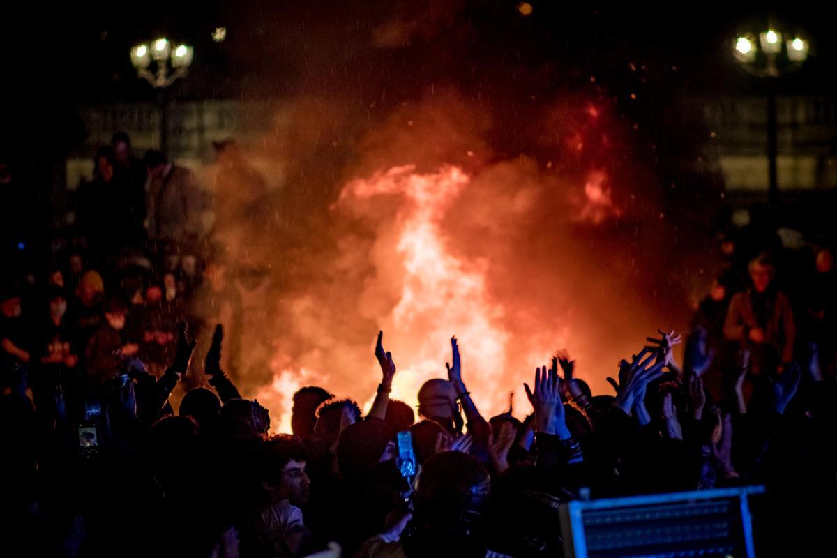 Detenidas 200 personas en París tras una noche de disturbios contra la reforma de las pensiones de Macron