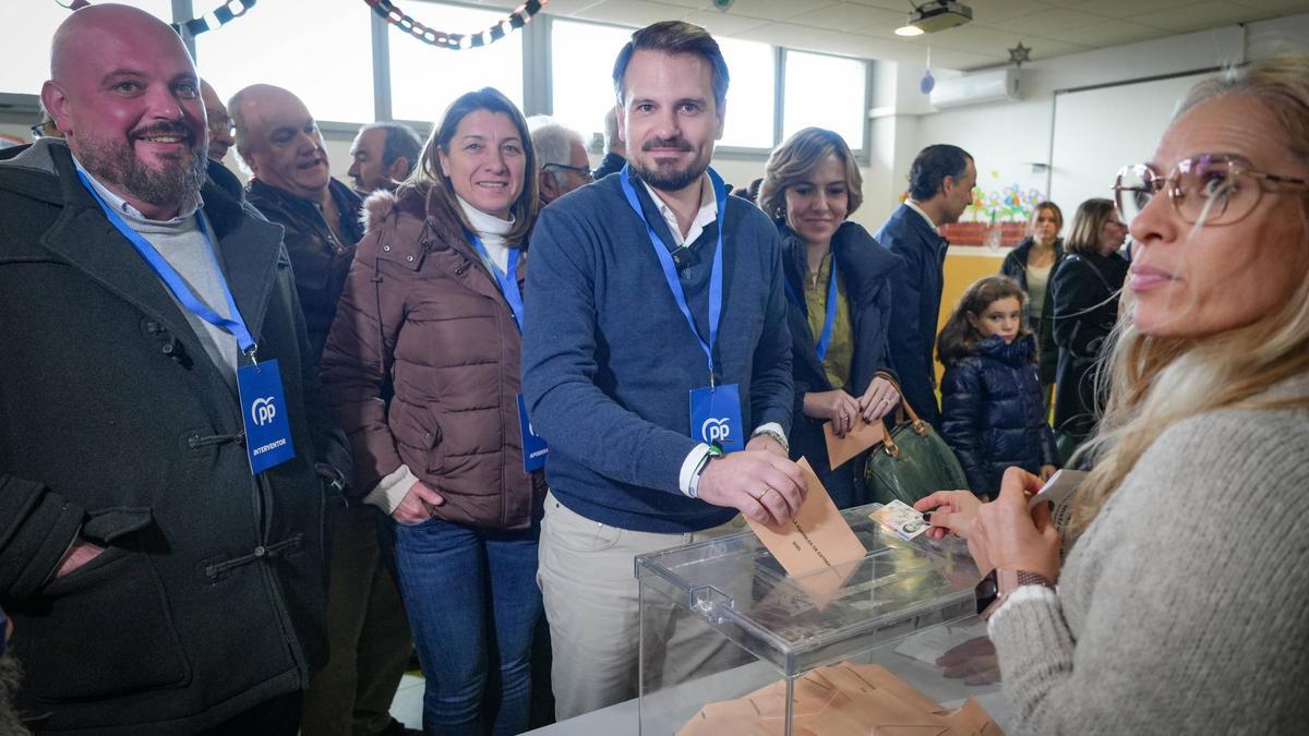 Abel Bautista, cabeza de lista del PP por la provincia de Badajoz, votó este domingo en el colegio de las Vaguadas.