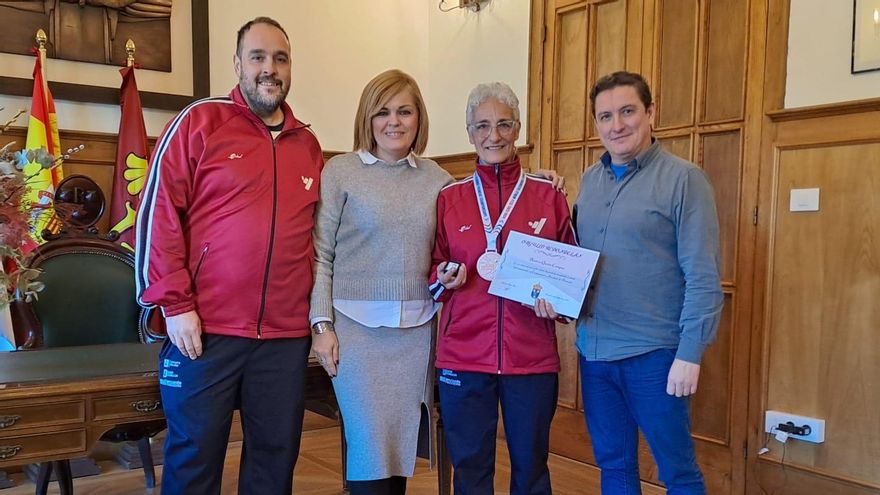La taekwondista Beatriz Queiro recibe la insignia de Redondela