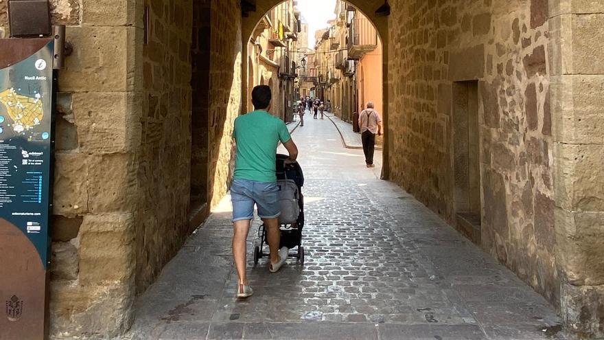 Un vianant entra al nucli antic pel Portal del Castell