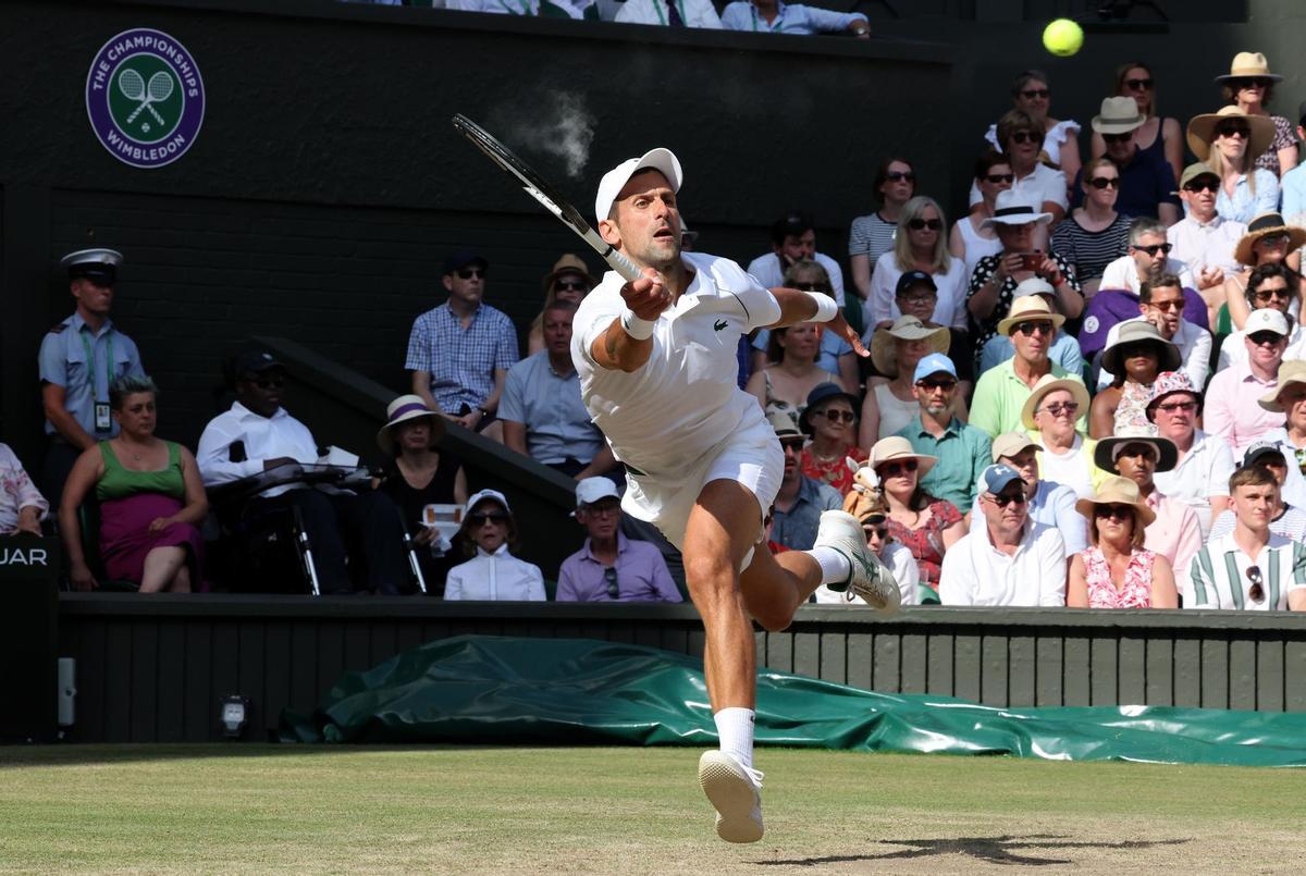 Wimbledon (United Kingdom), 10/07/2022.- Novak Djokovic of Serbia in action in the men’s final match against Nick Kyrgios of Australia at the Wimbledon Championships, in Wimbledon, Britain, 10 July 2022. (Tenis, Reino Unido) EFE/EPA/KIERAN GALVIN EDITORIAL USE ONLY