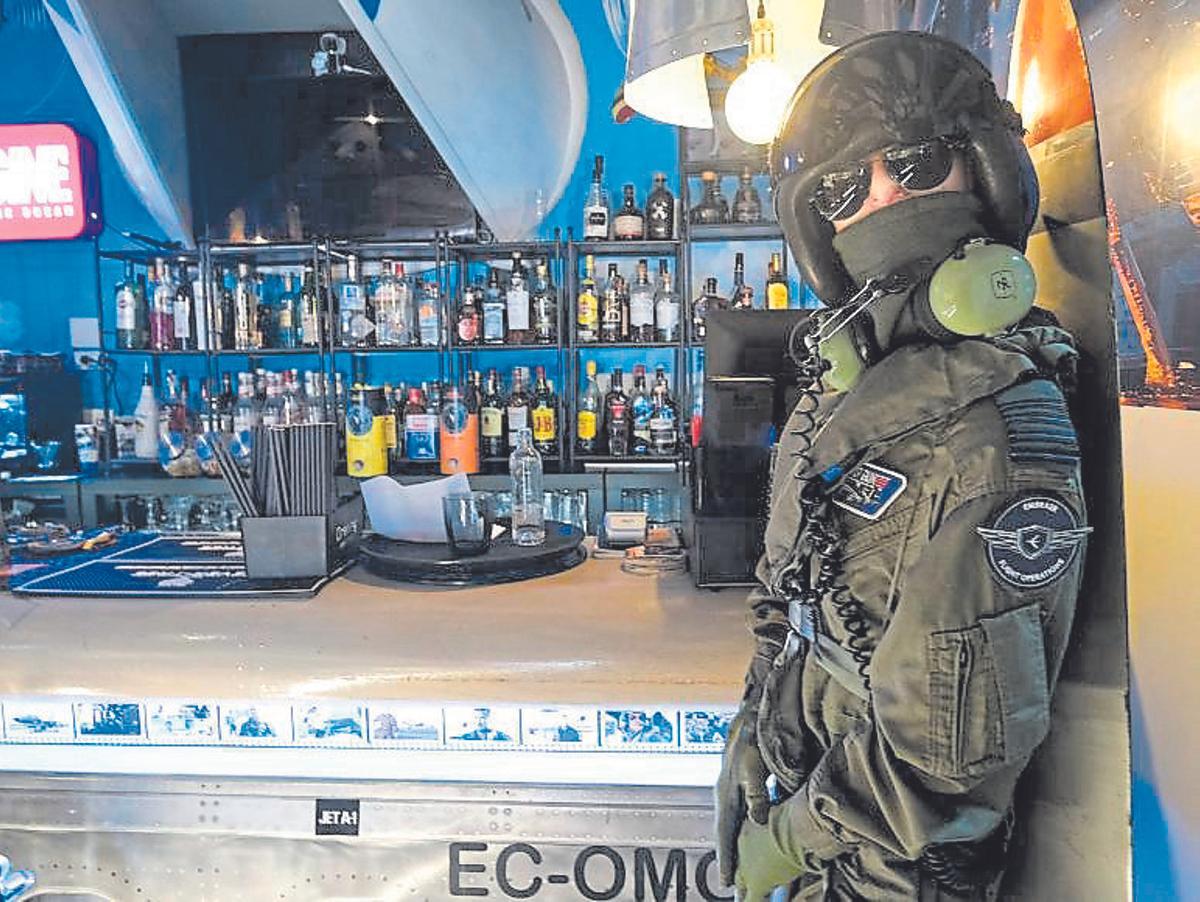 Un maniquí con traje de aviación en el aero bar