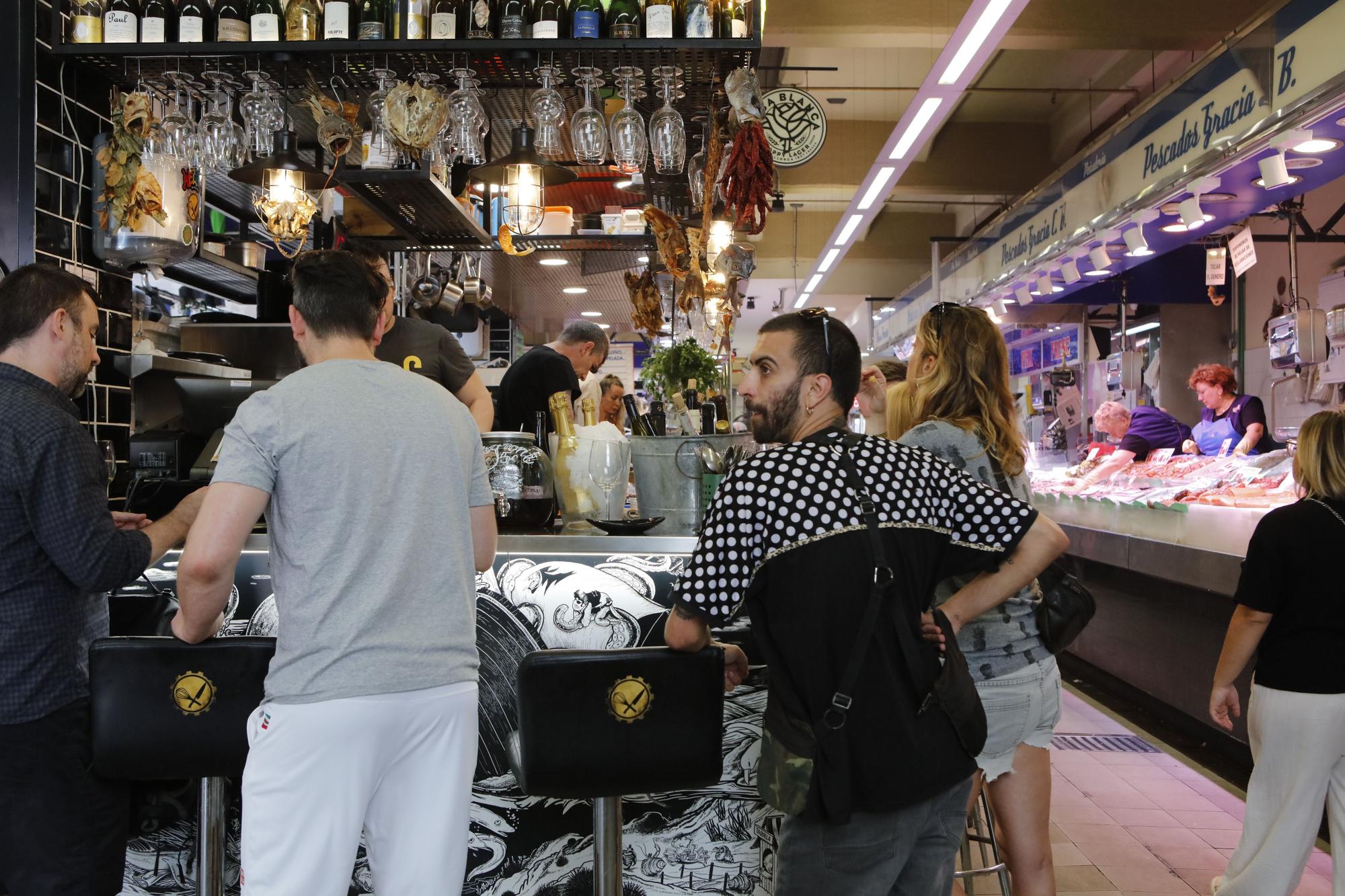 So sehen die Bars in der Fischhalle des Mercat de l'Olivar aus