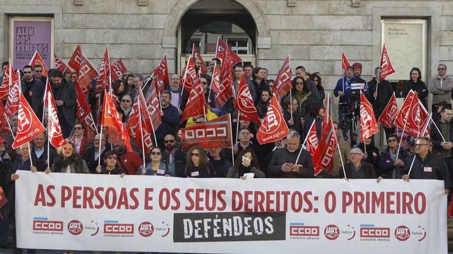 Concentración ayer de CC OO y UGT en el museo Marco de Vigo. // Ricardo Grobas