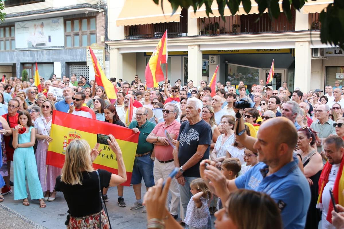 Concentración ante las puertas del ayuntamiento de Montilla.